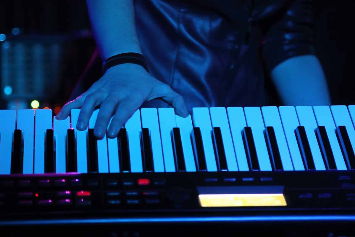 Lagu-Lagu Ciptaan Candra Darusman yang Enak Banget